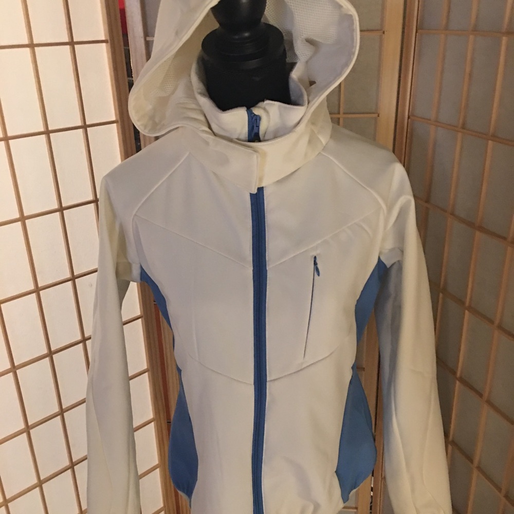 Denali - wt/ blu jacket.💦💧